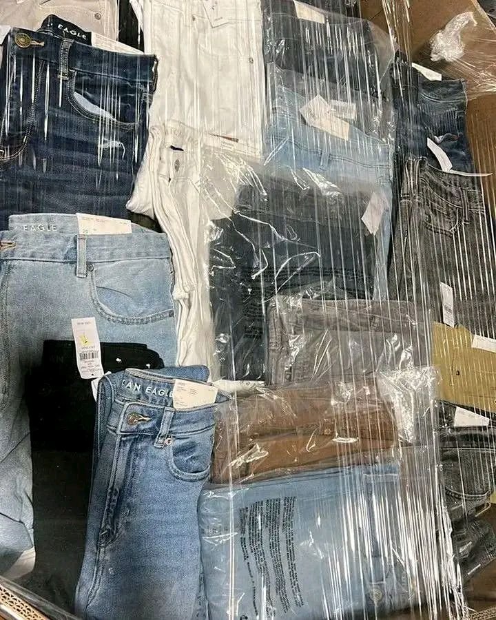 Reseller sorting products from a mixed pallet