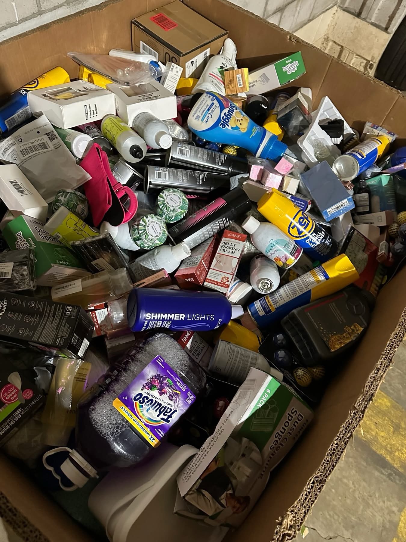 Assorted consumer goods in a warehouse pallet lot